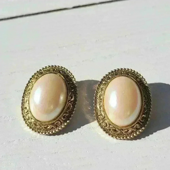 Vintage Victorian Design Earrings Gold Tone Pearl Cabochon Padded Clip - Picture 1 of 6